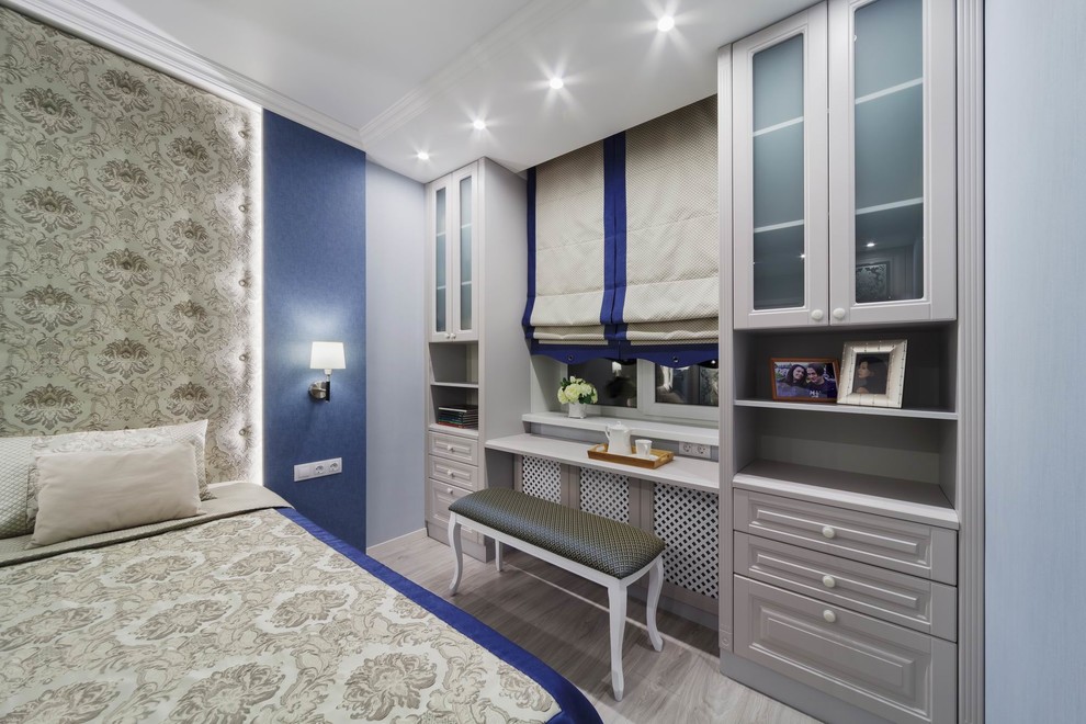 Inspiration for a small traditional master bedroom in Yekaterinburg with blue walls, laminate floors and grey floors.