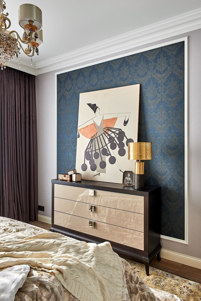 Стильный дизайн: хозяйская спальня среднего размера в классическом стиле с синими стенами и паркетным полом среднего тона - последний тренд