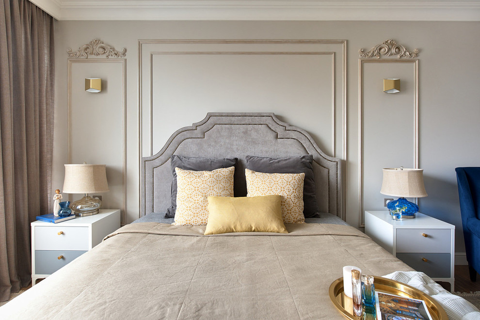 Стильный дизайн: спальня: освещение в стиле неоклассика (современная классика) с серыми стенами - последний тренд