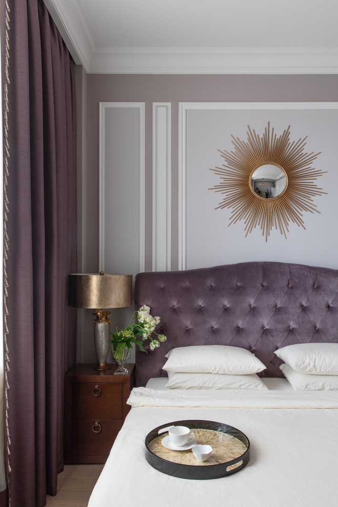 На фото: хозяйская спальня: освещение в стиле неоклассика (современная классика) с серыми стенами и светлым паркетным полом