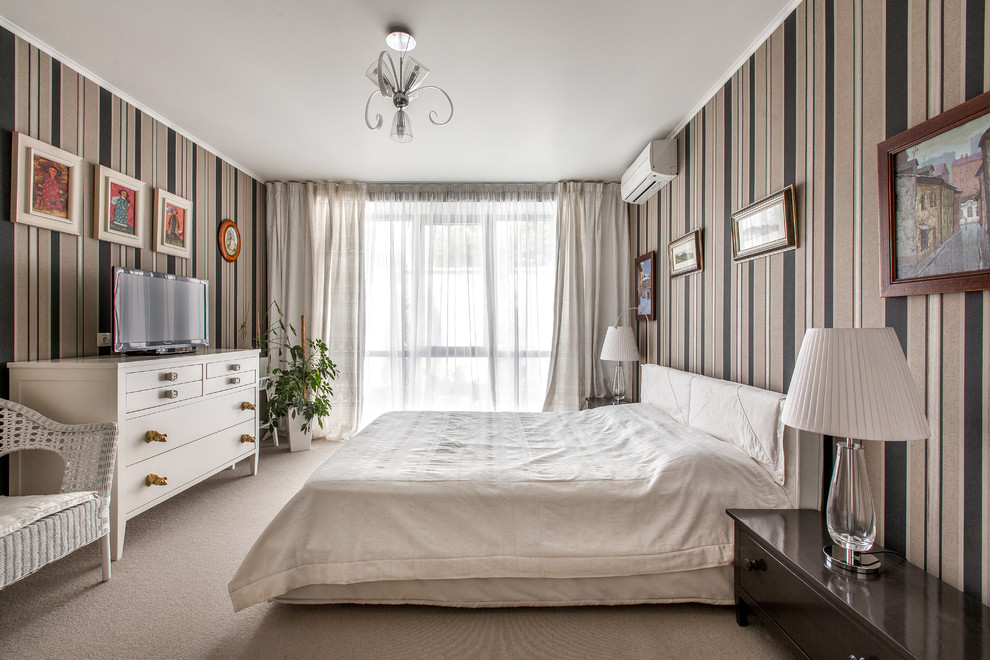 Идея дизайна: большая хозяйская спальня в светлых тонах в современном стиле с разноцветными стенами, ковровым покрытием и телевизором