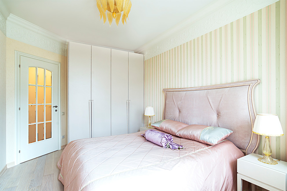 Свежая идея для дизайна: хозяйская спальня среднего размера в классическом стиле с бежевыми стенами и светлым паркетным полом - отличное фото интерьера