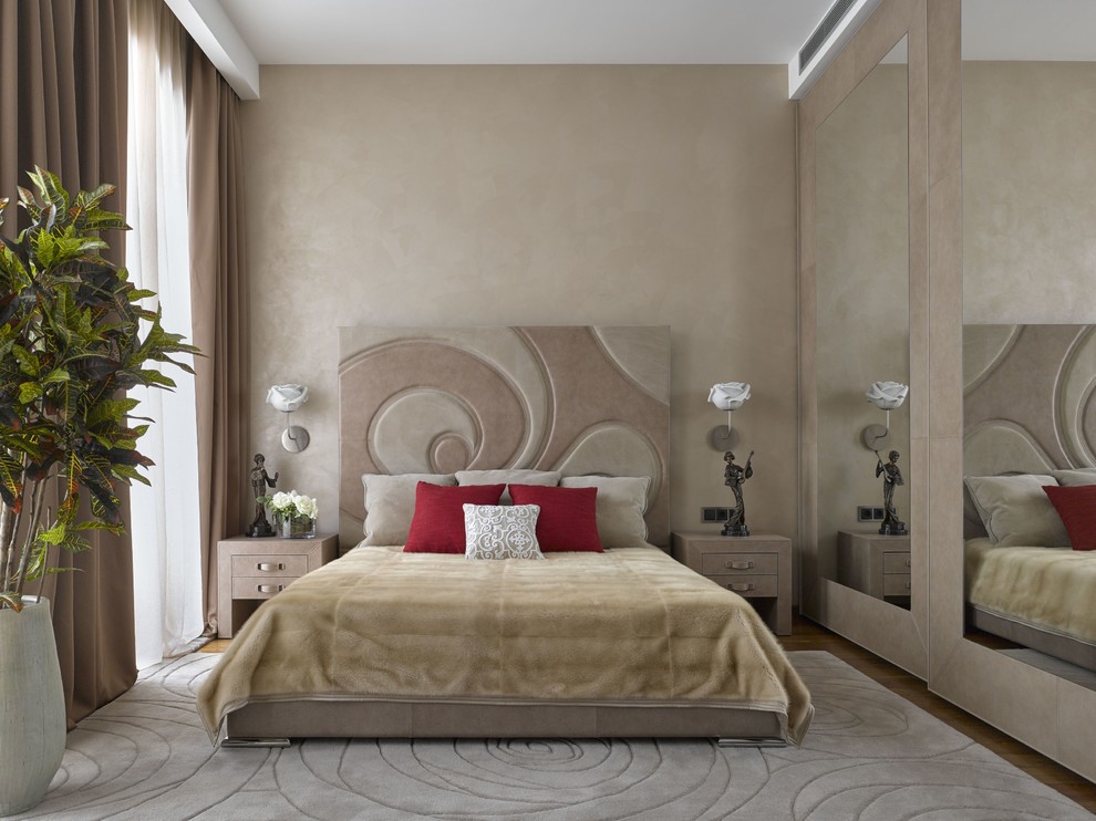 Idee per una grande camera matrimoniale contemporanea con pareti beige, pavimento in legno massello medio e pavimento marrone