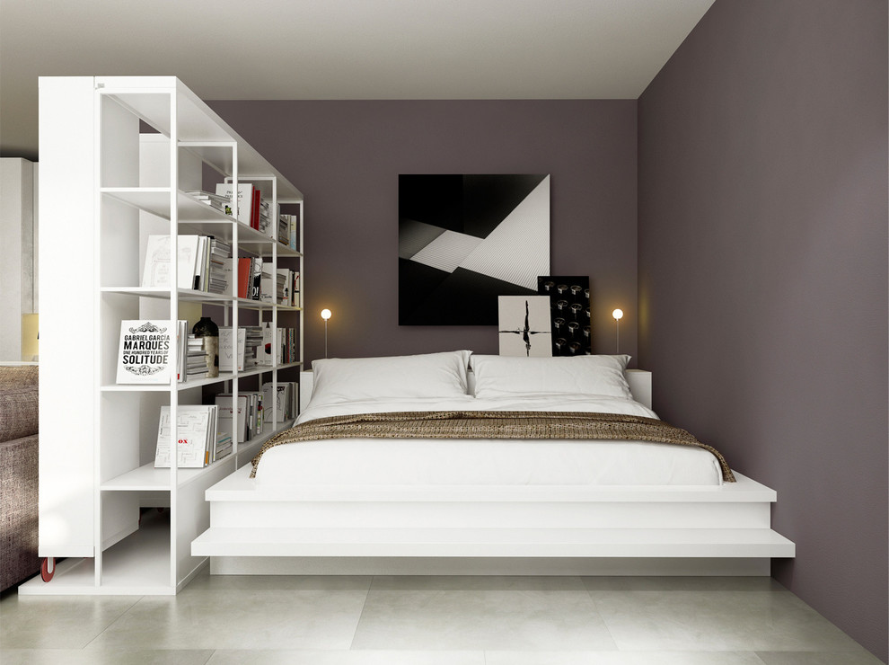 Exemple d'une petite chambre parentale tendance avec un mur violet et un sol en carrelage de porcelaine.