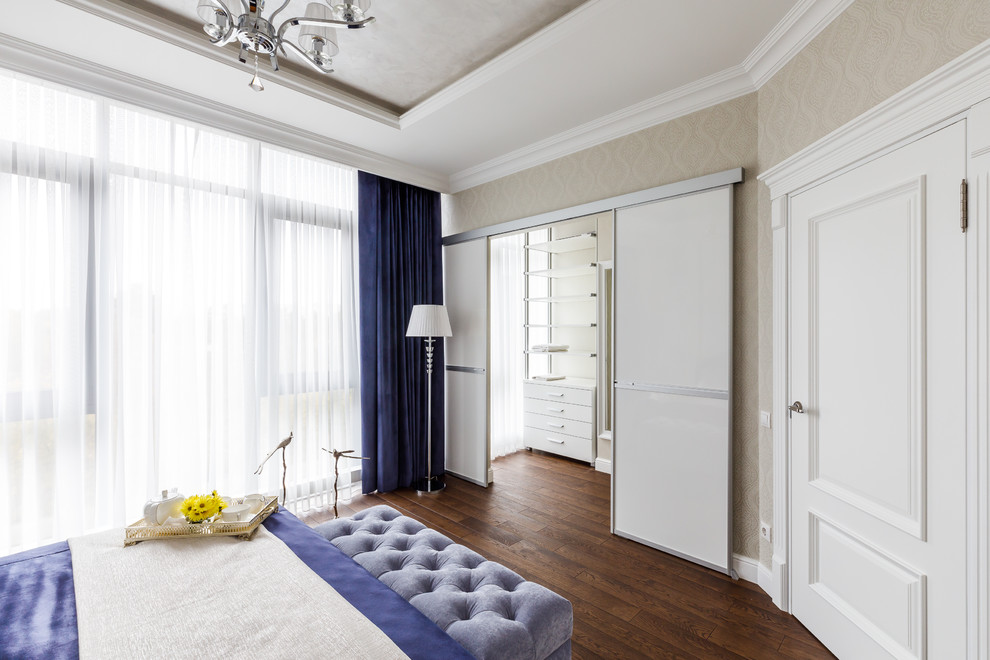 Стильный дизайн: хозяйская спальня среднего размера в стиле неоклассика (современная классика) с бежевыми стенами, паркетным полом среднего тона и коричневым полом - последний тренд