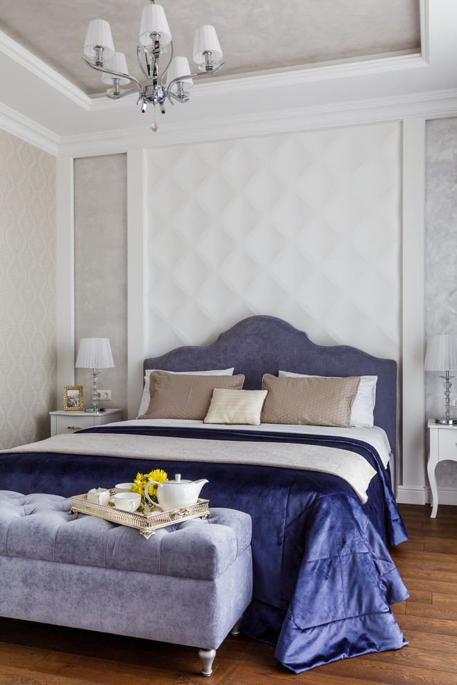 Стильный дизайн: хозяйская спальня среднего размера в стиле неоклассика (современная классика) с коричневым полом, серыми стенами и темным паркетным полом - последний тренд