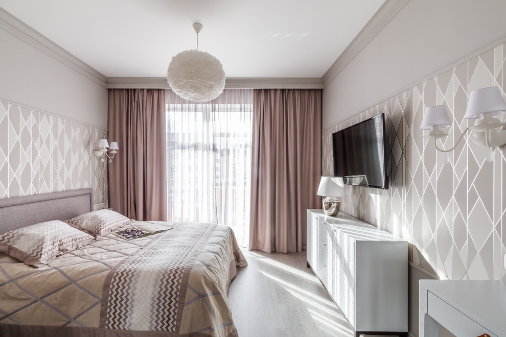 Inspiration pour une chambre parentale traditionnelle avec un mur gris, parquet clair et un sol beige.