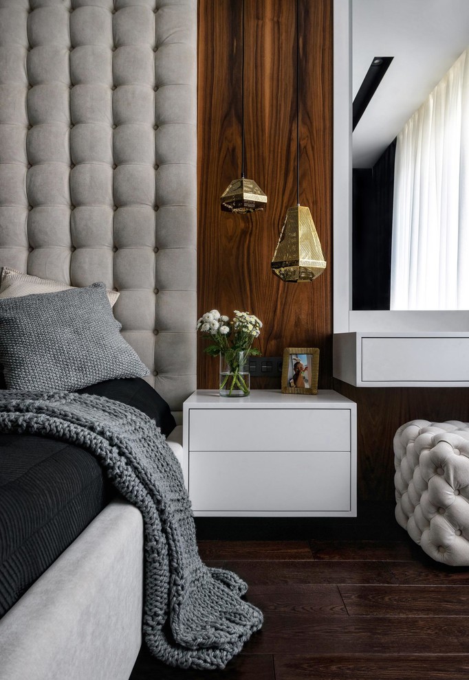 Свежая идея для дизайна: хозяйская спальня в современном стиле с темным паркетным полом, коричневым полом и коричневыми стенами - отличное фото интерьера