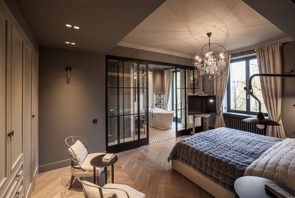 На фото: спальня в стиле неоклассика (современная классика) с серыми стенами и светлым паркетным полом