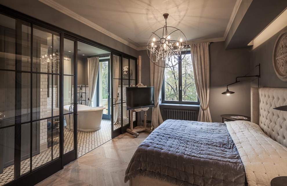 Imagen de dormitorio clásico renovado con paredes grises y suelo de madera clara