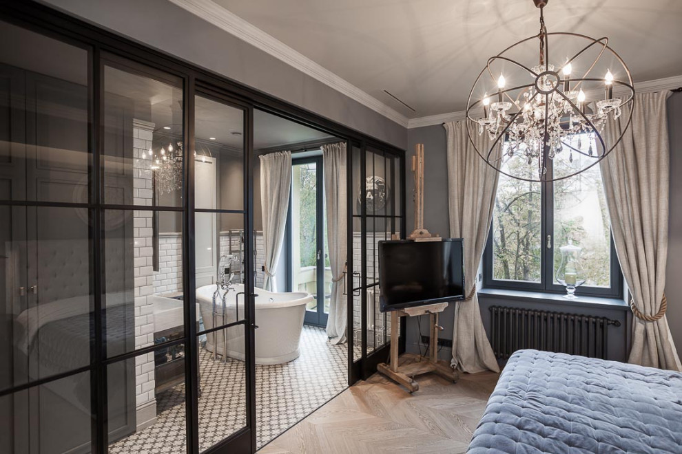 На фото: спальня в стиле неоклассика (современная классика) с серыми стенами и светлым паркетным полом с