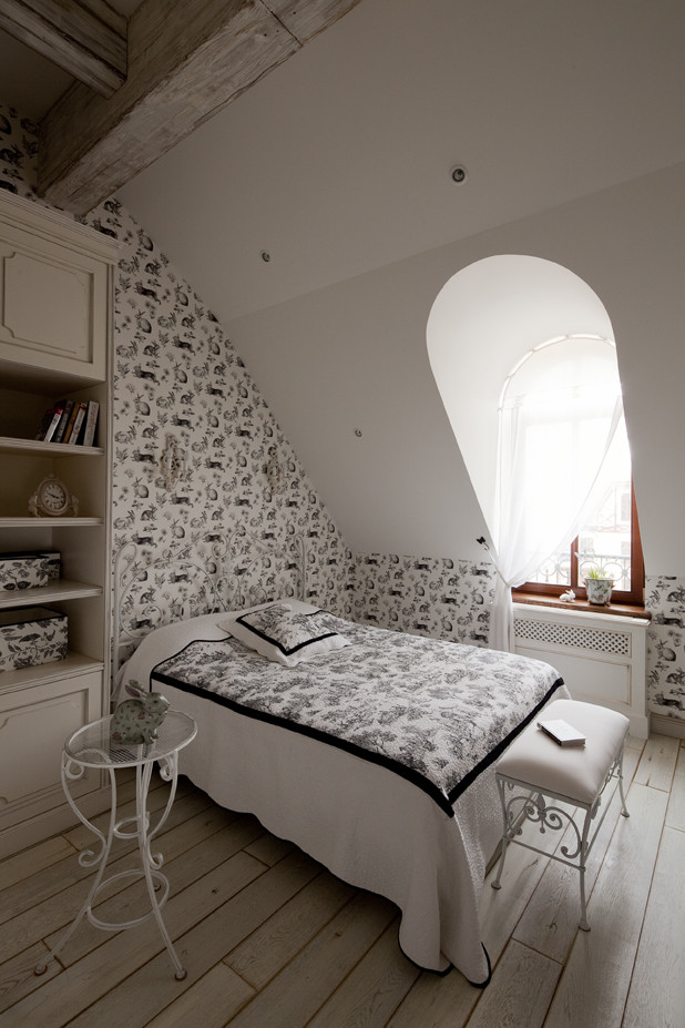Cette photo montre une chambre romantique avec parquet clair.