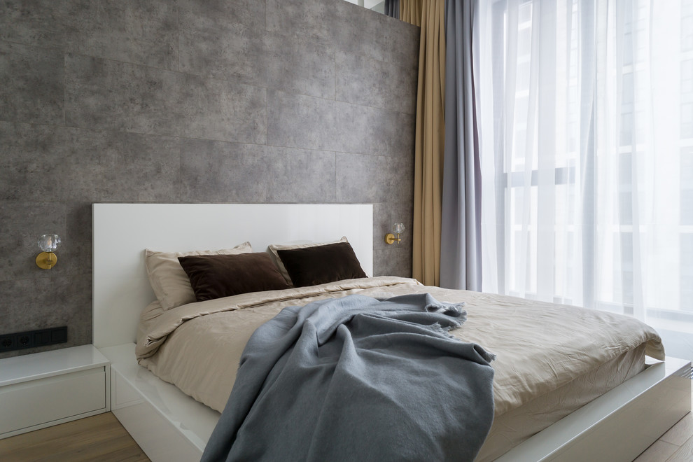Ejemplo de dormitorio principal contemporáneo sin chimenea con paredes grises, suelo de madera clara y suelo beige