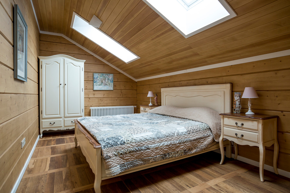 Landhausstil Gästezimmer mit braunem Holzboden in Moskau