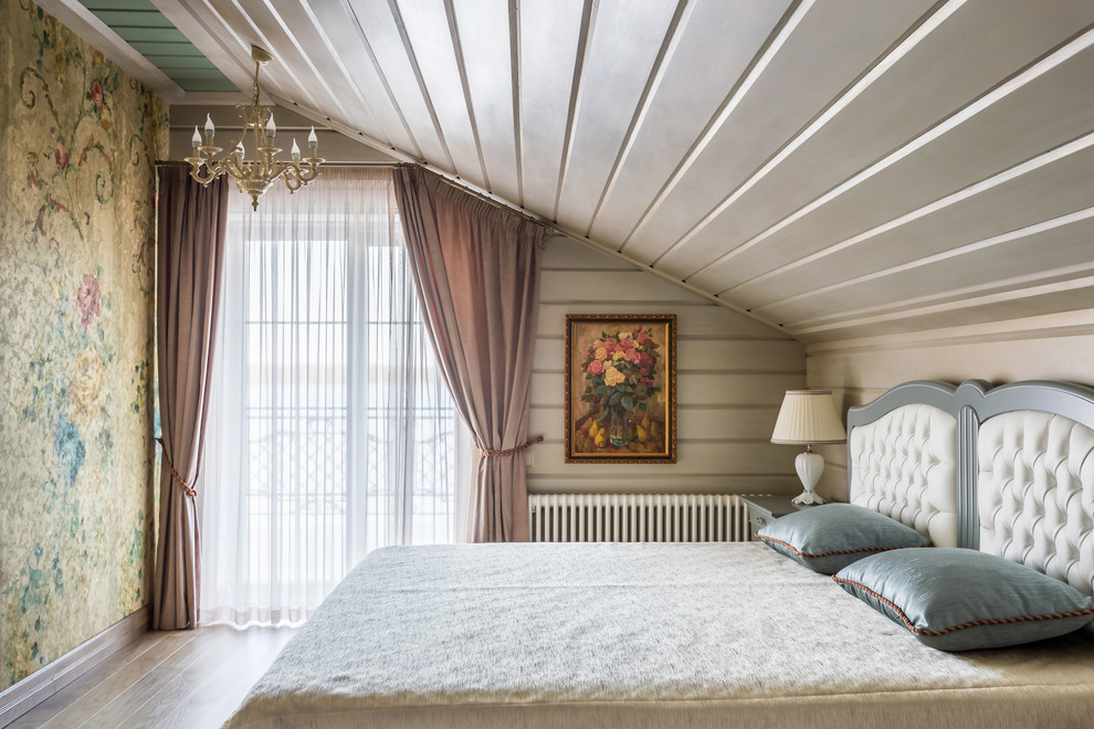 На фото: хозяйская спальня среднего размера в классическом стиле с бежевыми стенами, светлым паркетным полом, бежевым полом и кроватью в нише без камина с