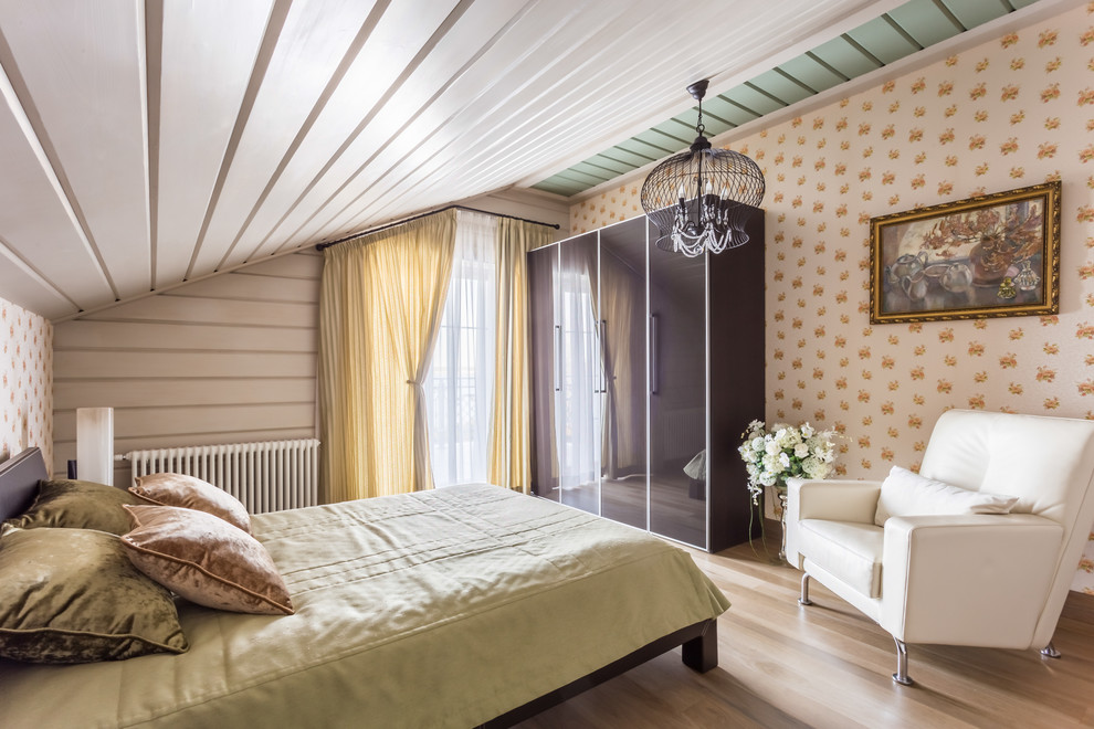 Свежая идея для дизайна: гостевая спальня среднего размера, (комната для гостей) в классическом стиле с бежевыми стенами, светлым паркетным полом и бежевым полом без камина - отличное фото интерьера