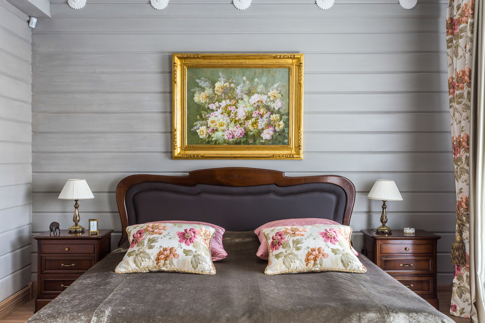 На фото: хозяйская спальня среднего размера в классическом стиле с серыми стенами без камина с