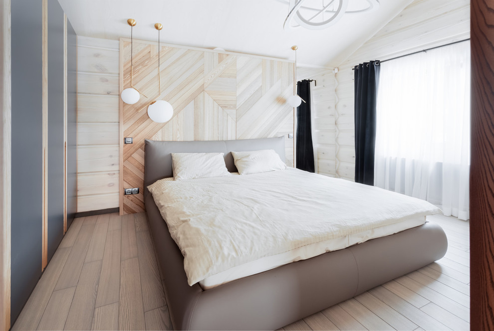 Exemple d'une petite chambre parentale tendance avec un mur beige, un sol en bois brun et un sol bleu.