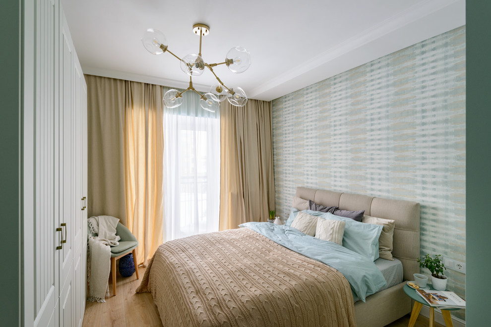 Esempio di una camera da letto contemporanea con pareti multicolore, pavimento in legno massello medio e pavimento marrone