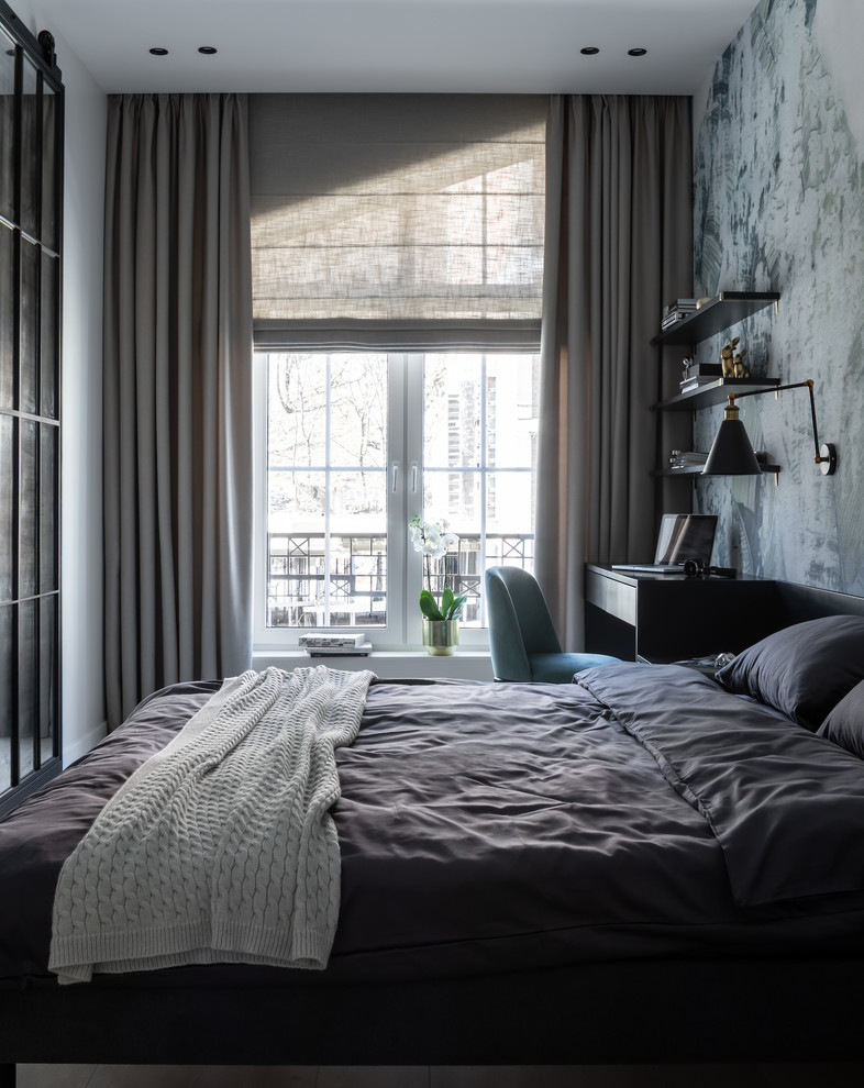 Mittelgroßes Modernes Hauptschlafzimmer ohne Kamin mit bunten Wänden, Laminat und beigem Boden in Sonstige
