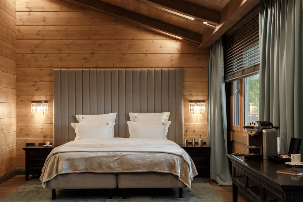 Стильный дизайн: хозяйская спальня в современном стиле с коричневыми стенами, паркетным полом среднего тона и коричневым полом - последний тренд