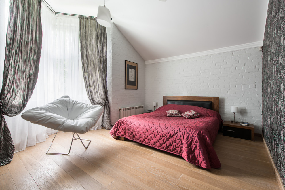 Aménagement d'une chambre parentale contemporaine de taille moyenne avec un mur gris et parquet clair.