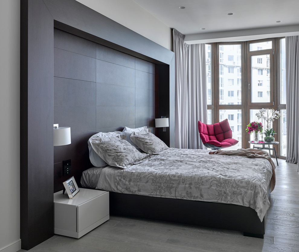 На фото: хозяйская спальня в современном стиле с светлым паркетным полом с
