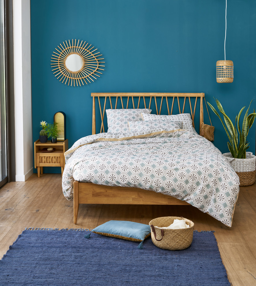 Diseño de dormitorio principal contemporáneo sin chimenea con paredes azules y suelo de madera en tonos medios