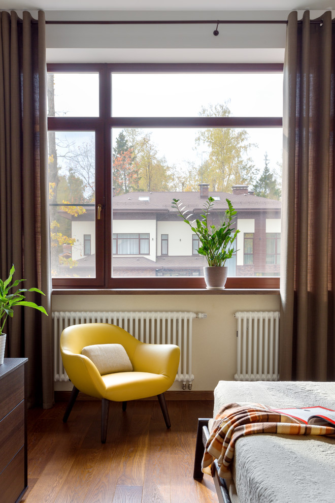 Imagen de habitación de invitados pequeña sin chimenea con paredes beige, suelo multicolor, bandeja y papel pintado