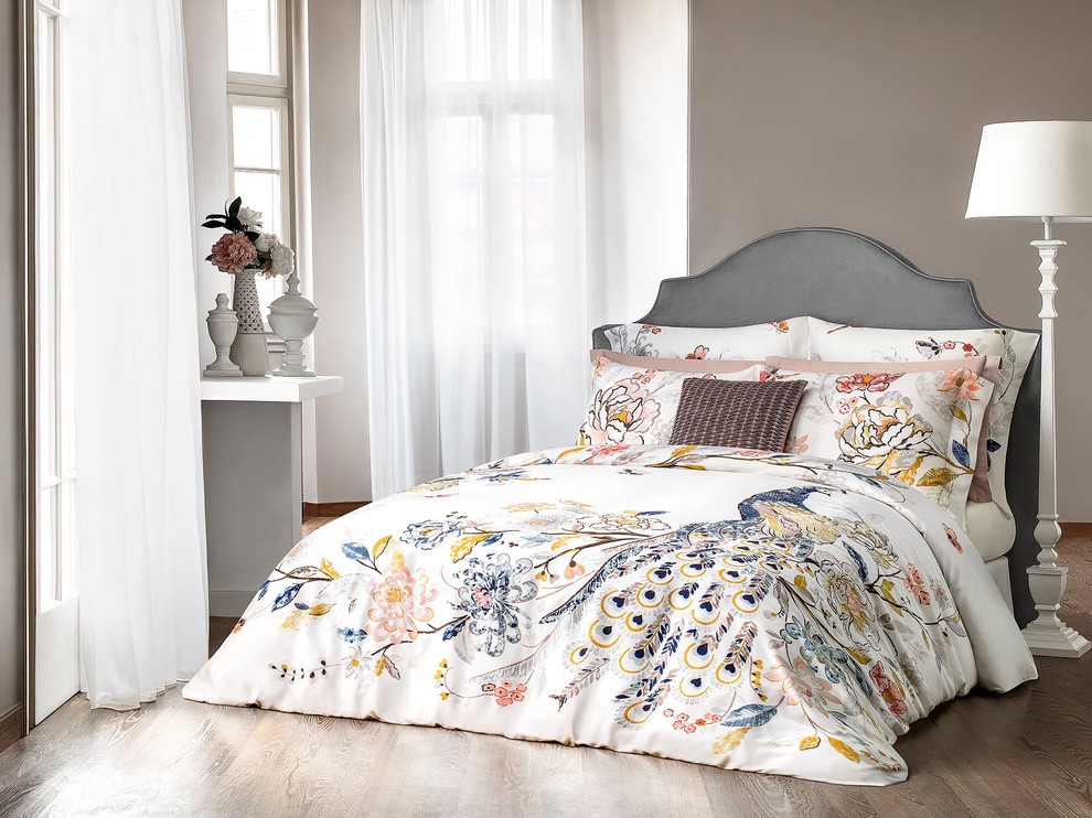 На фото: спальня в стиле неоклассика (современная классика) с бежевыми стенами, паркетным полом среднего тона и коричневым полом