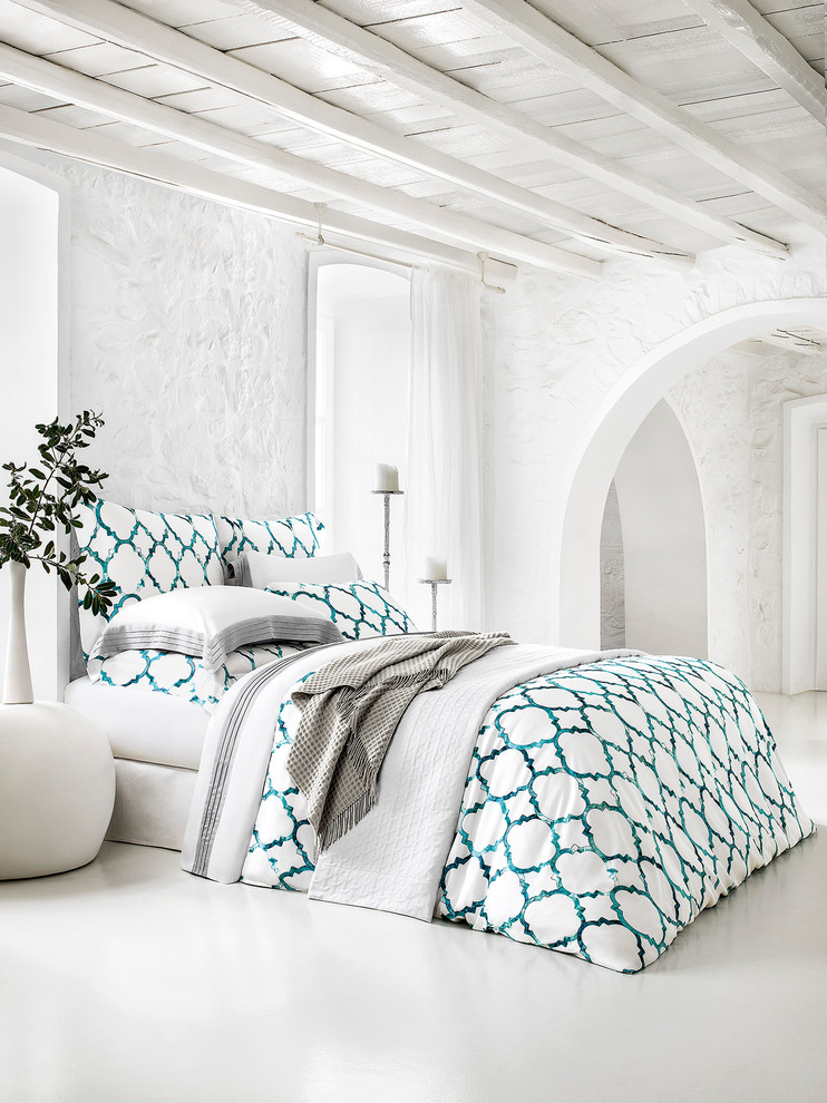 Ispirazione per una camera da letto con pareti bianche e pavimento bianco