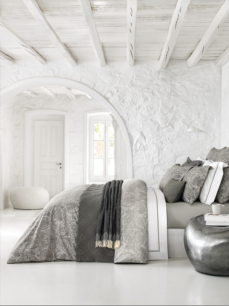 Источник вдохновения для домашнего уюта: спальня с белыми стенами и белым полом