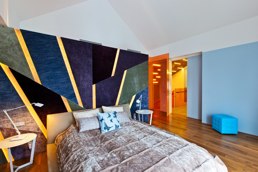 Источник вдохновения для домашнего уюта: хозяйская спальня в современном стиле с разноцветными стенами и паркетным полом среднего тона