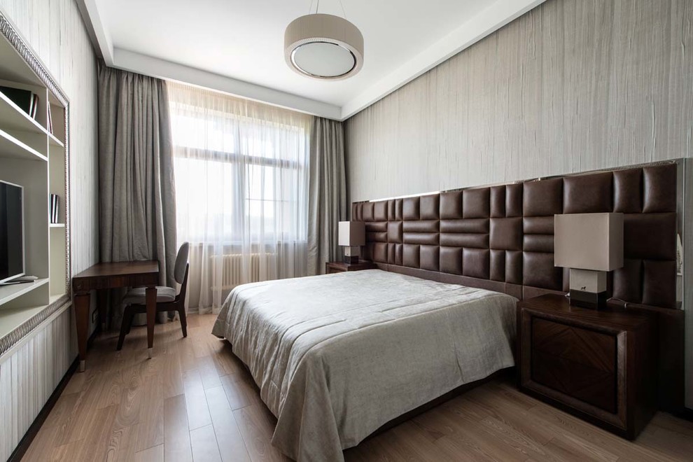 На фото: хозяйская спальня среднего размера в современном стиле с серыми стенами и светлым паркетным полом с