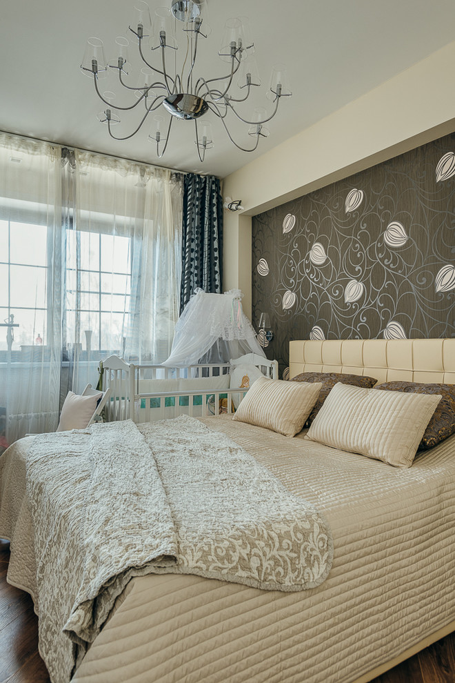 Immagine di una piccola camera matrimoniale contemporanea con pareti beige, pavimento in laminato e pavimento marrone