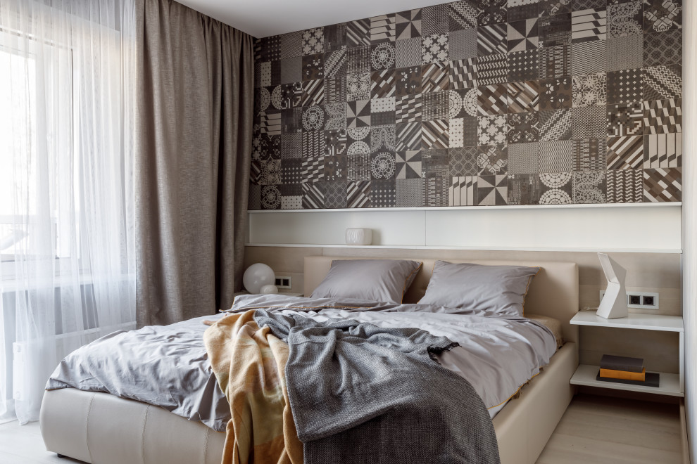 Modern inredning av ett mellanstort sovrum, med grå väggar, ljust trägolv och beiget golv