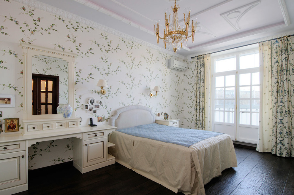 Diseño de dormitorio principal clásico de tamaño medio con paredes blancas, suelo de madera oscura y suelo negro