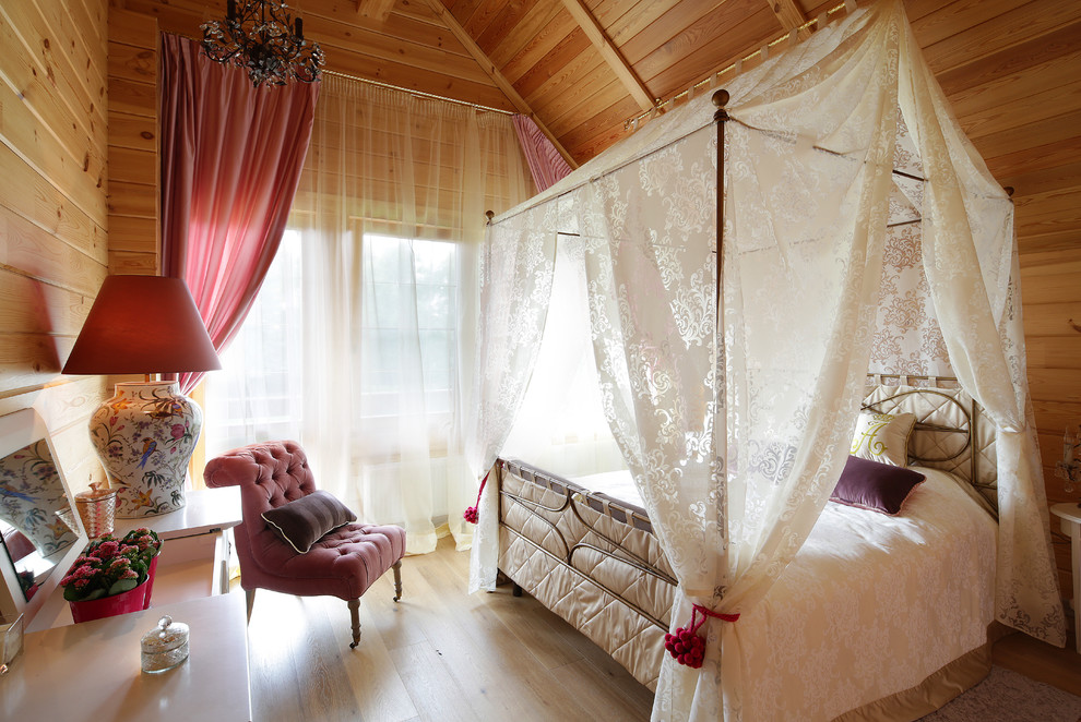 На фото: спальня в стиле кантри с бежевыми стенами и светлым паркетным полом