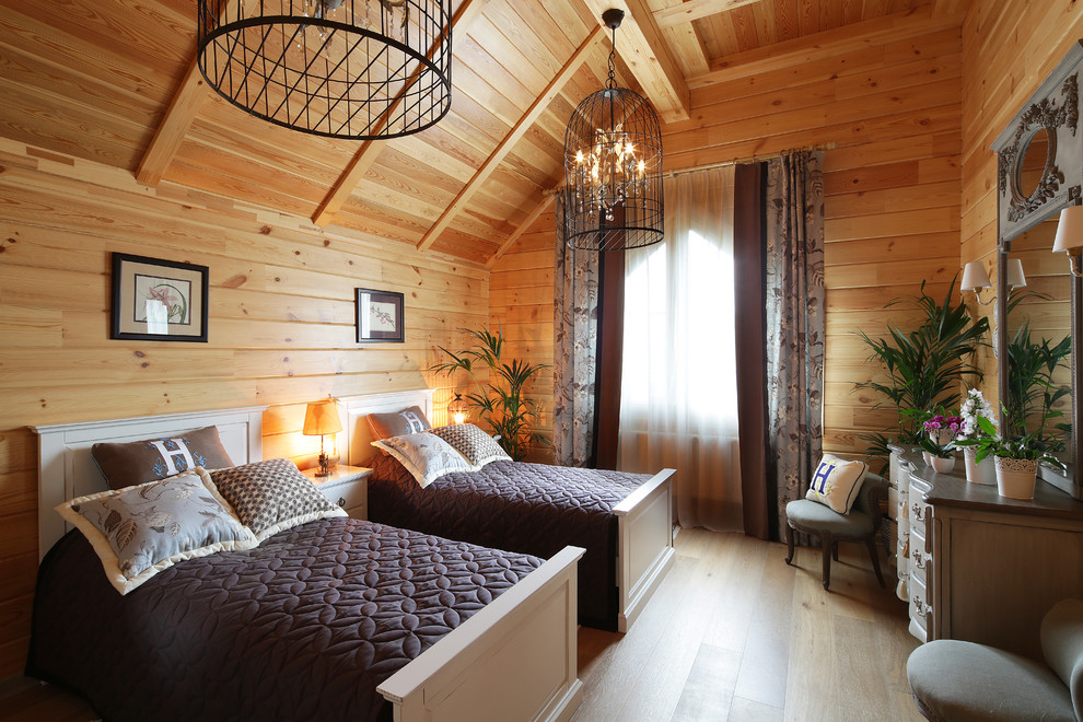 Diseño de habitación de invitados campestre con paredes marrones y suelo de madera clara