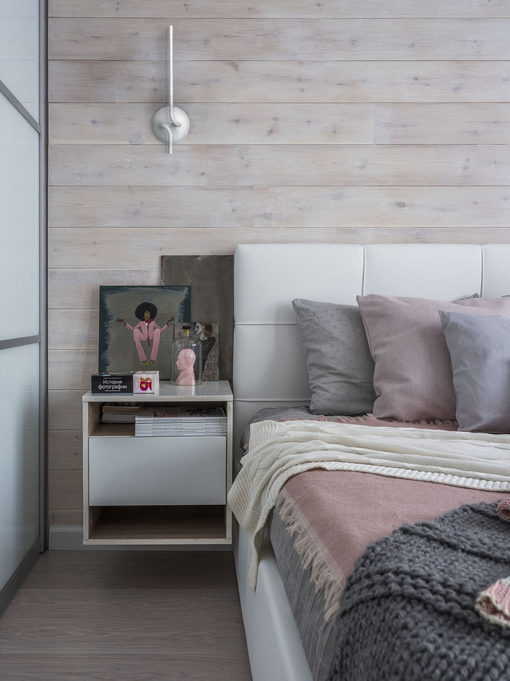 Источник вдохновения для домашнего уюта: хозяйская спальня в скандинавском стиле с бежевыми стенами и коричневым полом