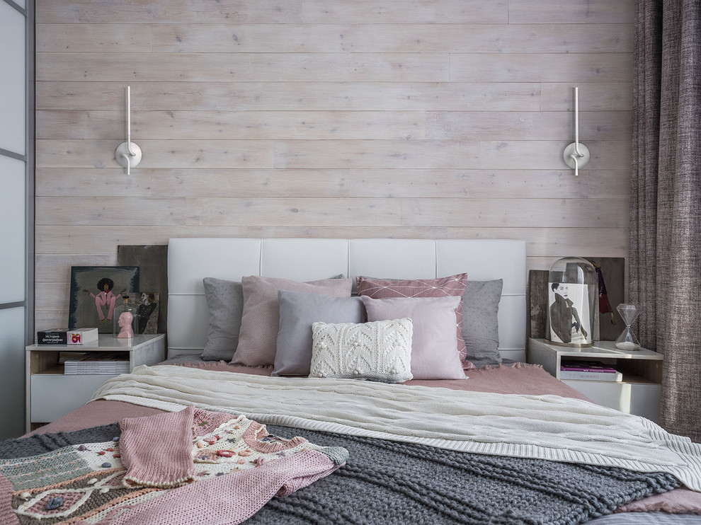 Стильный дизайн: хозяйская спальня в современном стиле с бежевыми стенами - последний тренд
