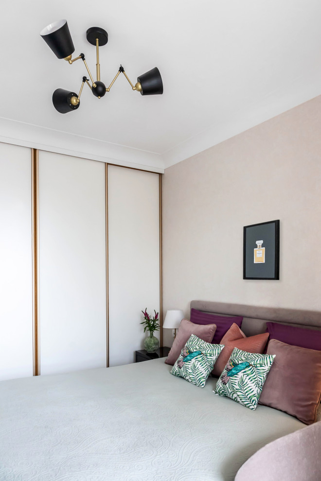 Стильный дизайн: маленькая хозяйская спальня в стиле неоклассика (современная классика) с серыми стенами, полом из ламината и бежевым полом для на участке и в саду - последний тренд
