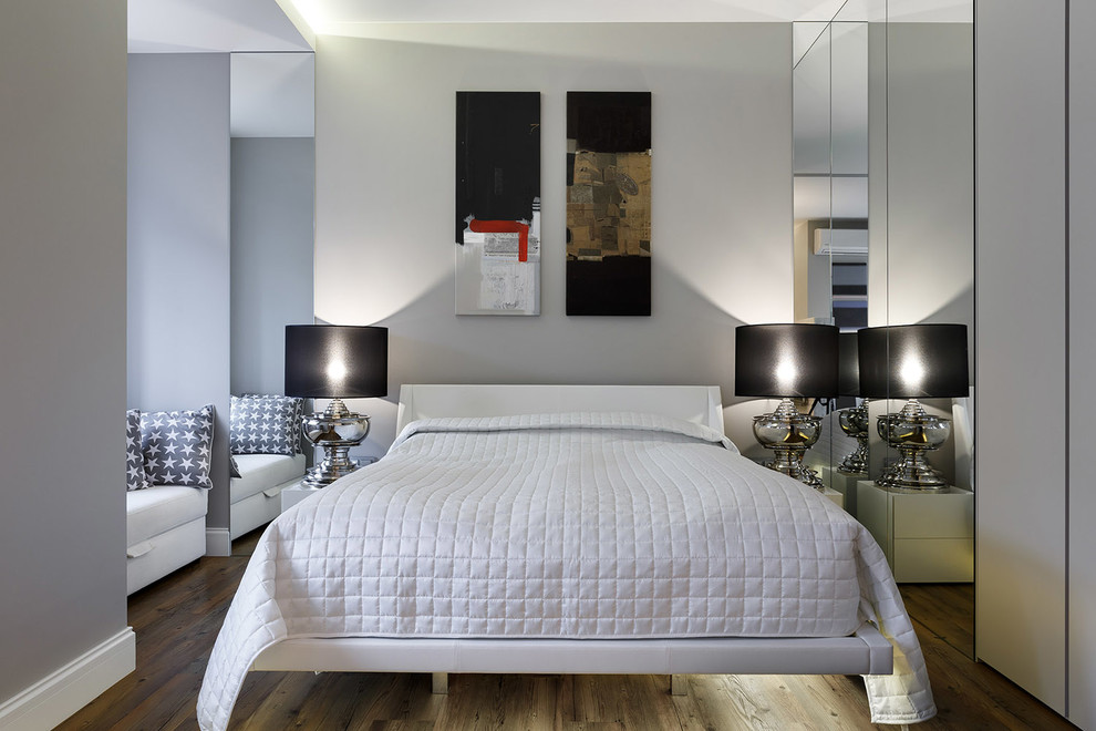 Идея дизайна: хозяйская спальня среднего размера в современном стиле с серыми стенами и полом из линолеума