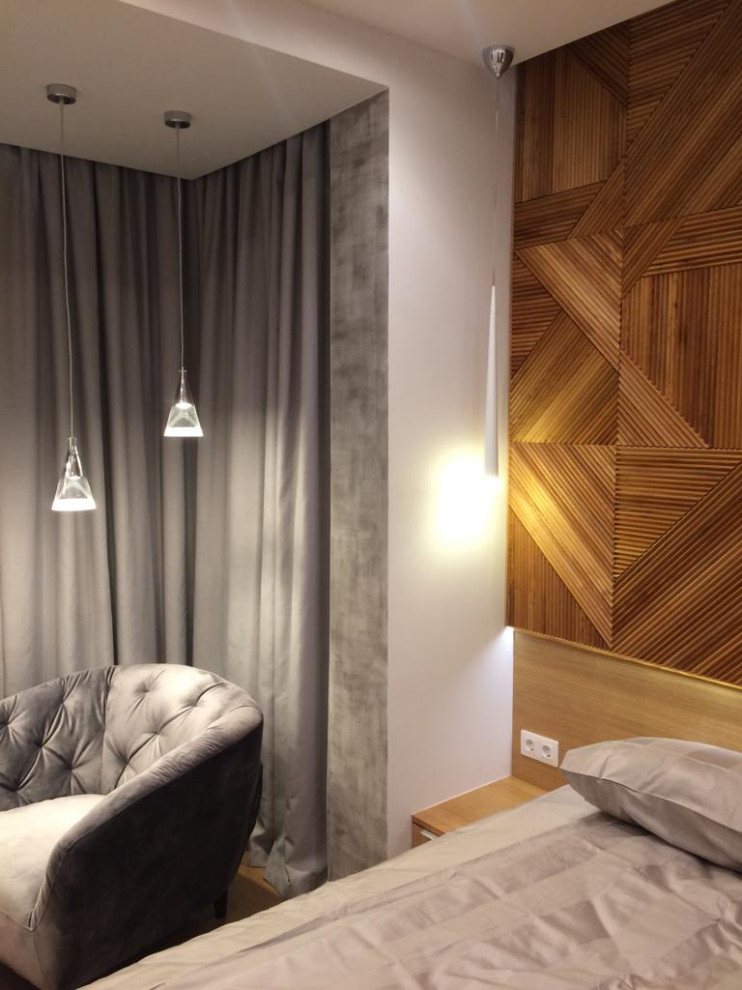 Imagen de dormitorio principal contemporáneo de tamaño medio sin chimenea con paredes blancas, suelo de madera en tonos medios, bandeja y madera
