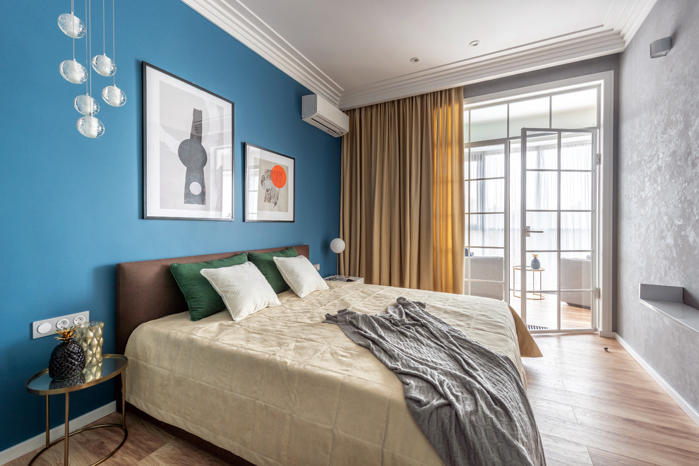 Идея дизайна: хозяйская спальня среднего размера в современном стиле с синими стенами