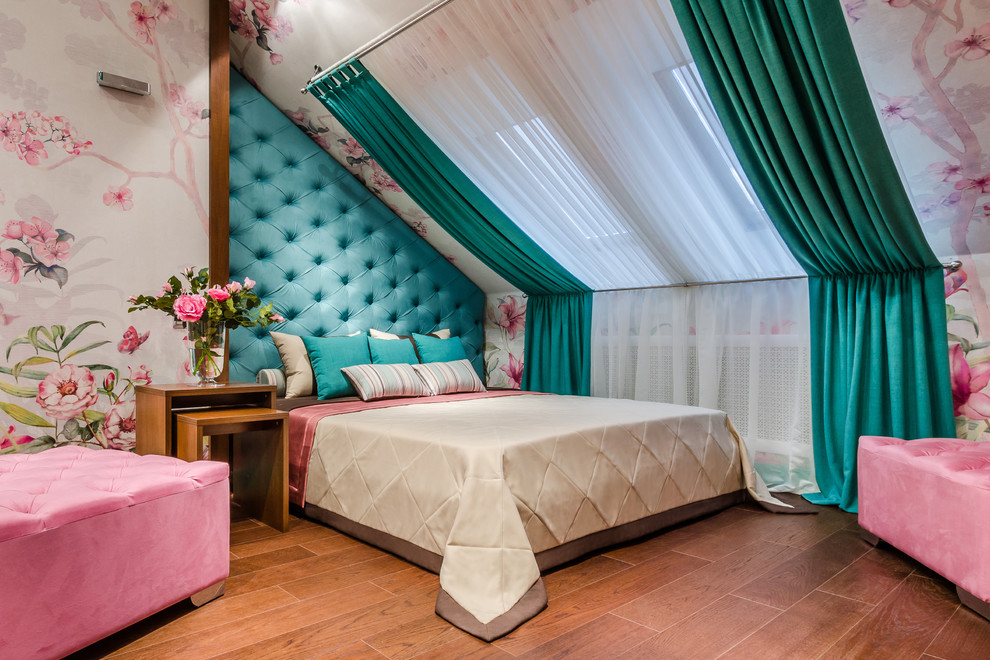 Свежая идея для дизайна: большая хозяйская спальня в современном стиле с разноцветными стенами, паркетным полом среднего тона и коричневым полом - отличное фото интерьера