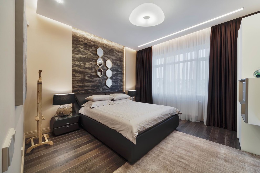 Идея дизайна: хозяйская спальня среднего размера в современном стиле с бежевыми стенами, темным паркетным полом и коричневым полом