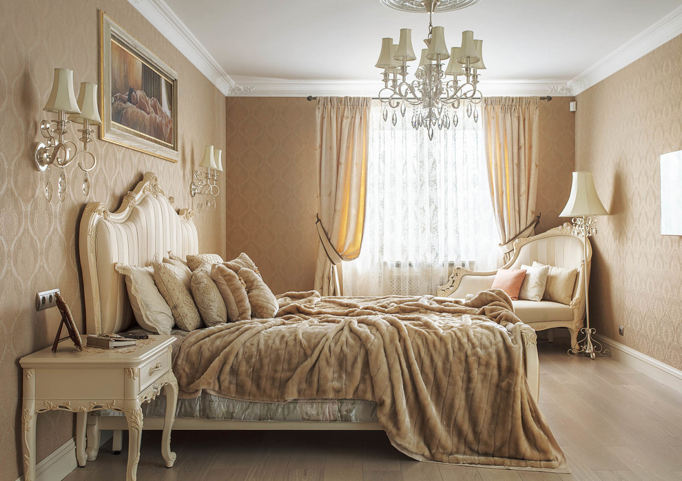 Стильный дизайн: хозяйская спальня среднего размера в классическом стиле с бежевыми стенами и светлым паркетным полом без камина - последний тренд