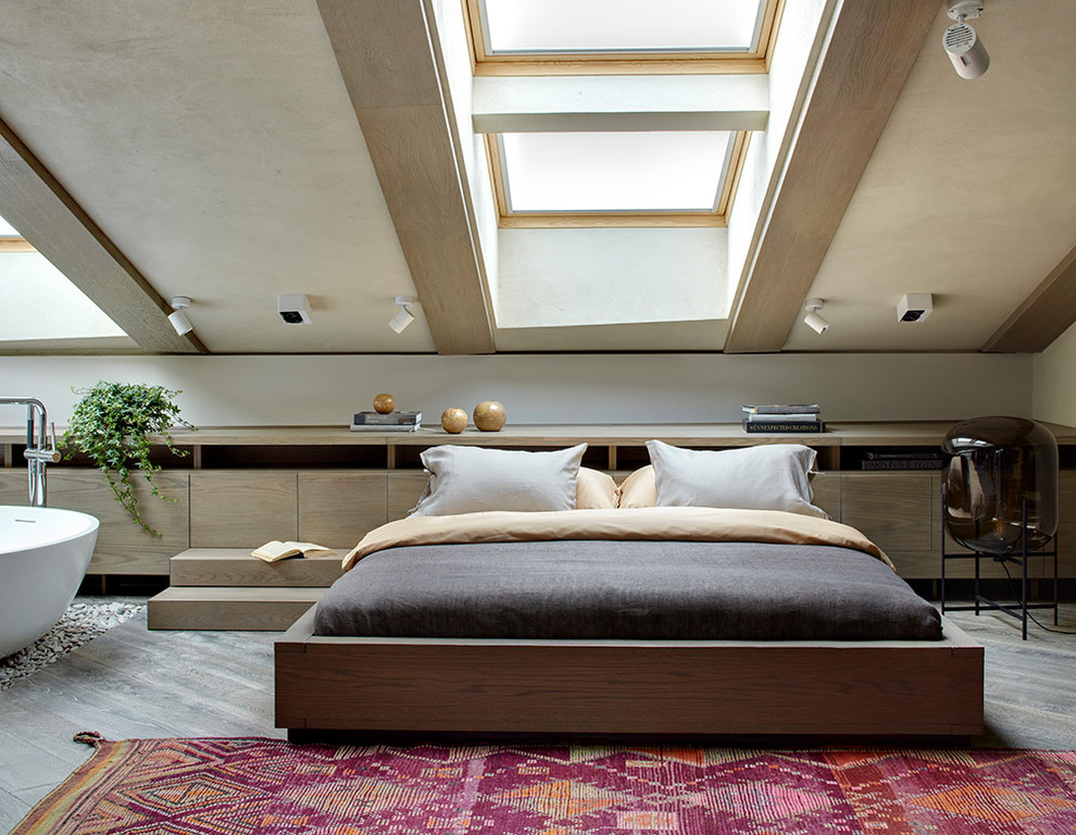 Modernes Hauptschlafzimmer mit grauem Boden, weißer Wandfarbe und braunem Holzboden in Moskau