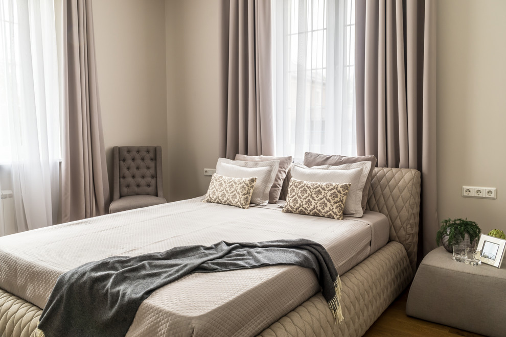Свежая идея для дизайна: большая спальня в стиле неоклассика (современная классика) с кроватью в нише - отличное фото интерьера